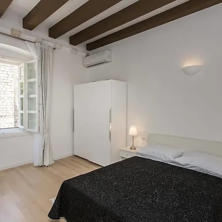 Klarisa Palace Guest house